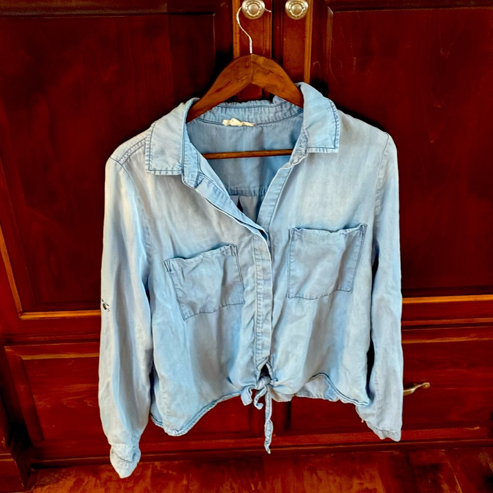 Adorable denim blouse - so cute for spring!